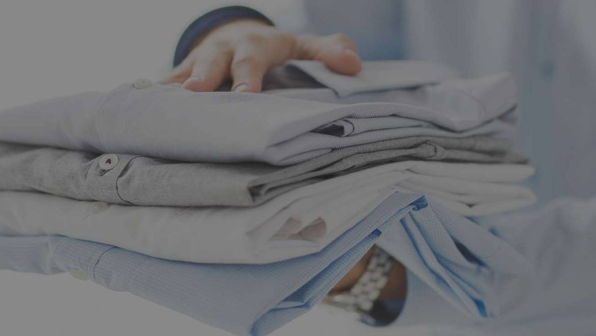 Quanto tempo em média se economiza lavando e secando roupa numa lavanderia self-service?