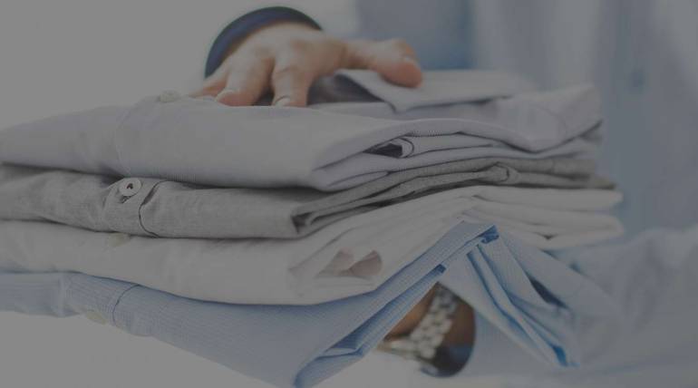 Quanto tempo em média se economiza lavando e secando roupa numa lavanderia self-service?